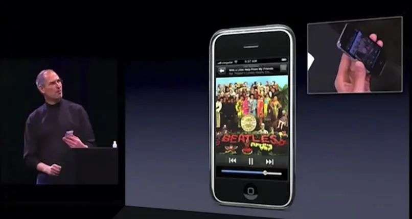 2007年乔布斯在发布会上介绍第一代iPhone 图片来源：视频截图