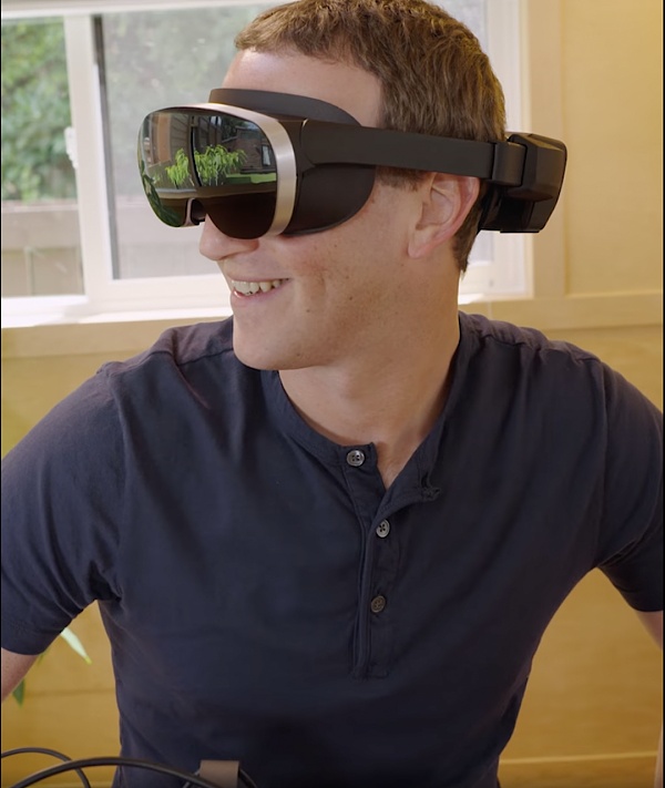 扎克伯格展示 VR 原型机|Facebook